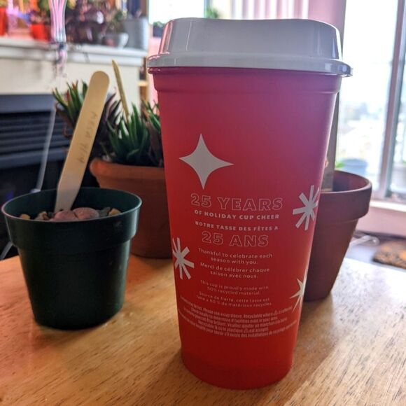 5$ Item! New 2022 Starbucks 25th Anniversary Grande Red Cup with Lid Never Used - Picture 3 of 5